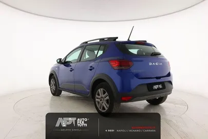 Car image 4