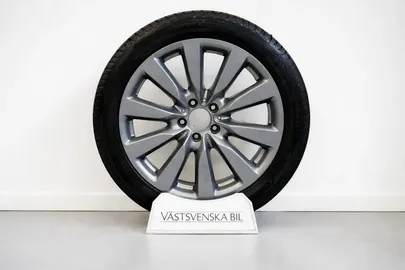 Car image 24