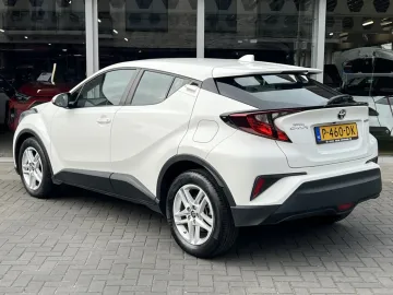 Car image 26