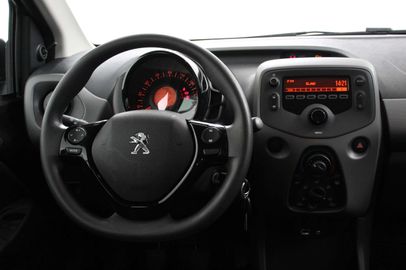 Car image 10