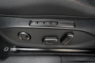Car image 25