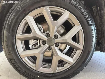 Car image 25