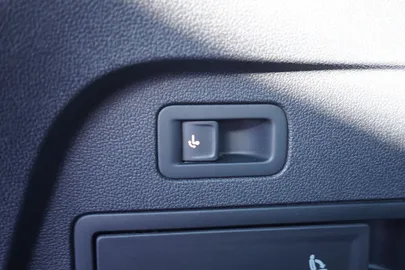 Car image 38