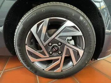 Car image 22