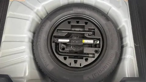 Car image 26