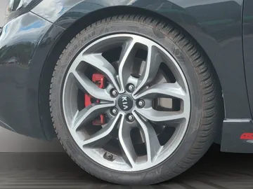 Car image 25