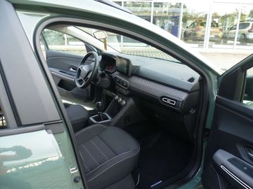 Car image 12