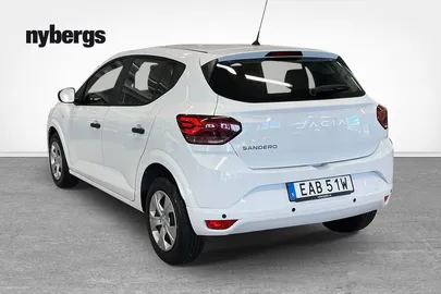 Car image 4