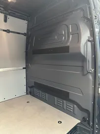 Car image 40