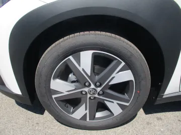 Car image 24