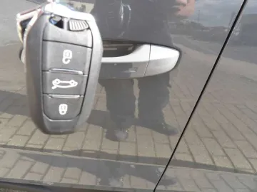 Car image 30