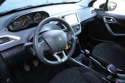 Car image 15