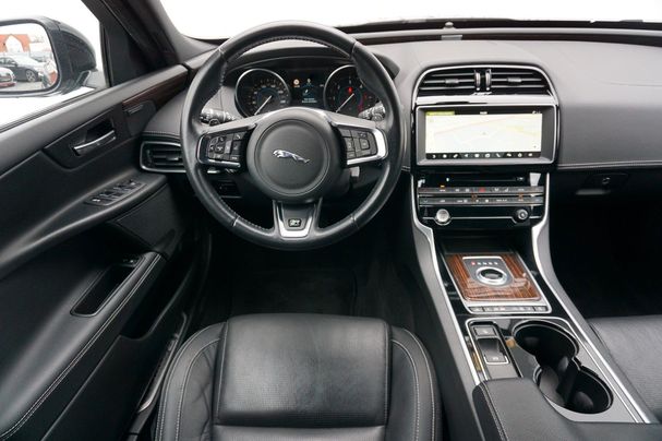 Jaguar XE 132 kW image number 15