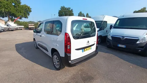 Car image 4