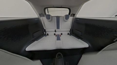 Car image 26