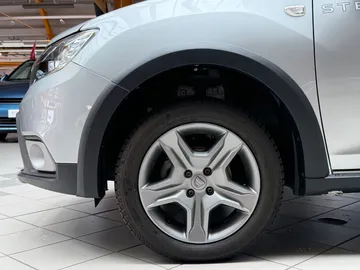 Car image 19