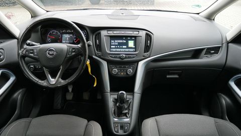 Car image 10