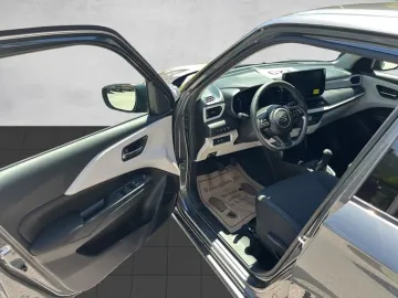 Car image 26