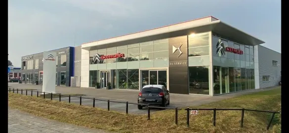 Car image 3