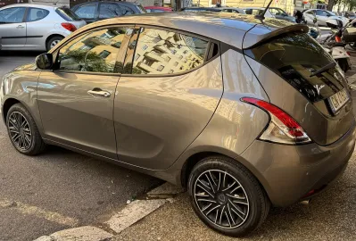 Car image 3
