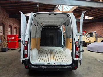 Car image 30