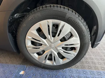 Car image 25