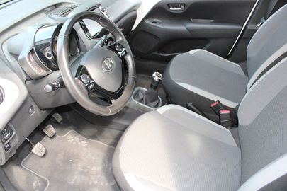 Car image 13