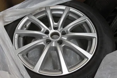 Car image 17