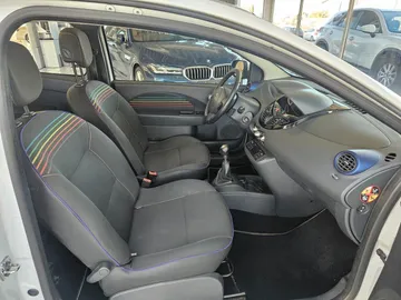 Car image 13