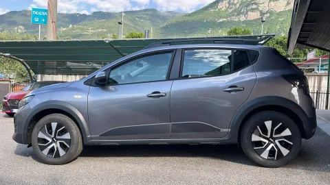 Car image 3