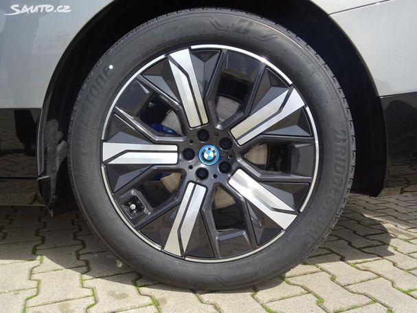 BMW iX xDrive40 240 kW image number 7