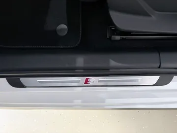 Car image 32