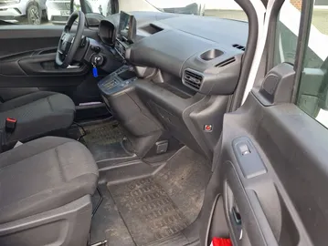Car image 15