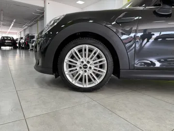 Car image 32