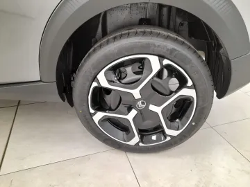Car image 25