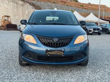 Car image 3
