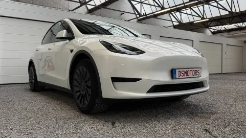 Car image 4