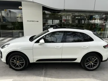 Car image 30