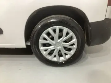 Car image 18