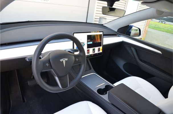 Tesla Model Y Long Range AWD 258 kW image number 10