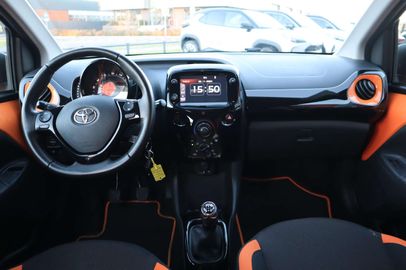 Car image 14