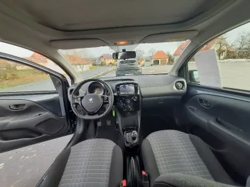 Car image 27