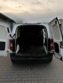 Car image 10