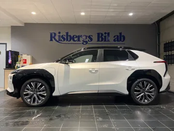 Car image 4
