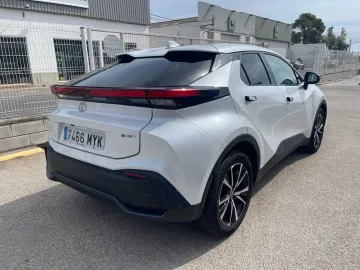 Car image 4
