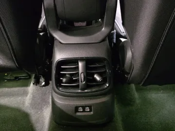 Car image 32