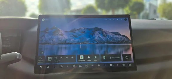 Car image 25