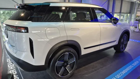 Car image 3