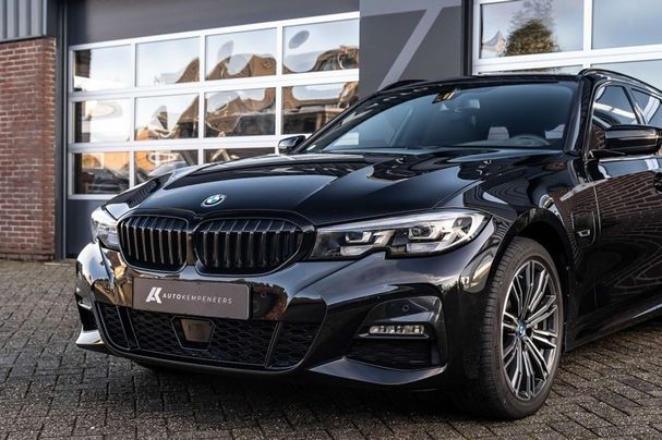 BMW 330 Touring e M Sport xDrive 215 kW image number 30