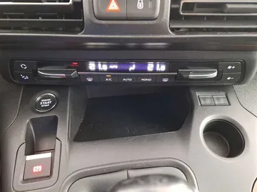 Car image 32